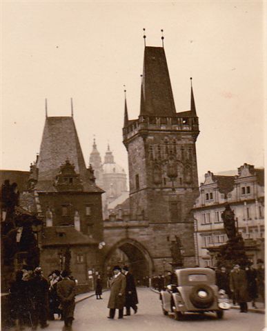 'Poldi took pictures at the famous Charles Bridge in Prague