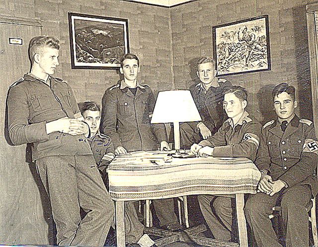 The entire roomate-group, from left: Heise, Glasmachers, Bibi, Nemitz, Siemeister, Zelsacher