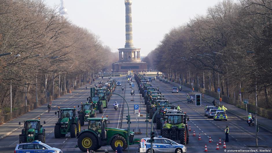 200 tractors from four surrounding areas descend on Berlin's Straße des 17. Juni, near Brandenburg Gate on Friday
