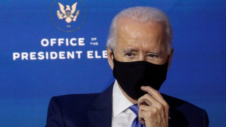 Joe Biden wearing mask.