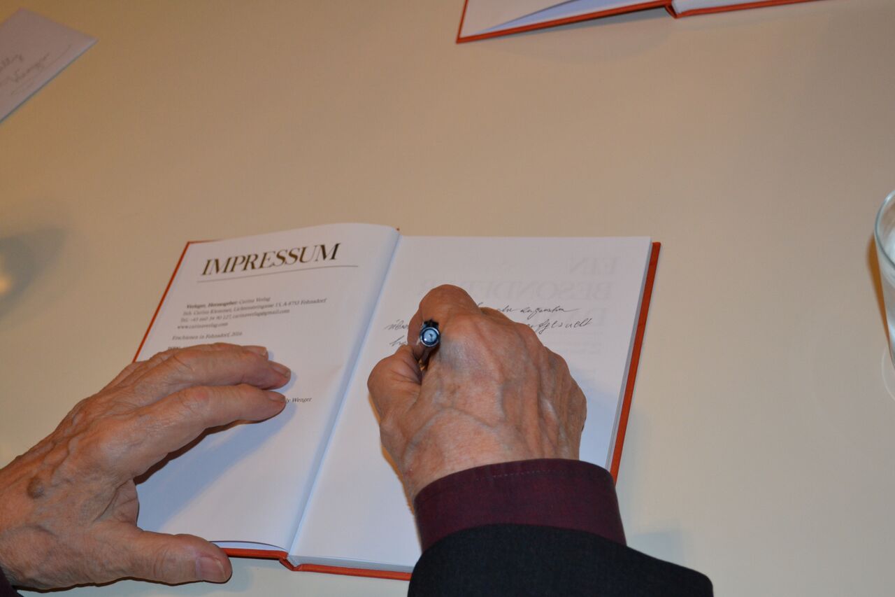 Willy signing his book.&nbsp;