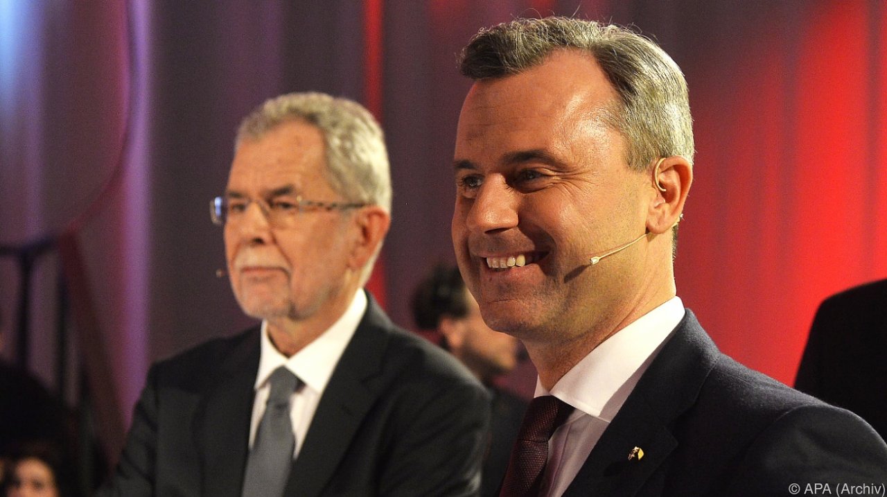 Alexander Van der Bellen (left) and Norbert Hofer during a joint appearance on Nov. 26th.