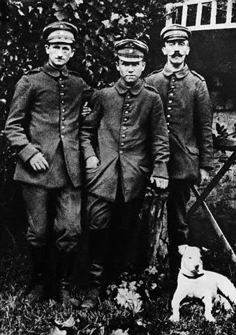 Ernst Schmidt, Max Amman, Adolf Hitler, Foxl in 1915.