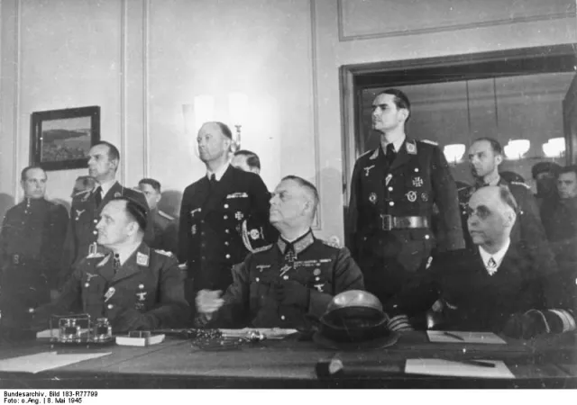 FM Wilhelm Keitel, Chief of Army (center) with Chief of the Luftwaffe Stumpff (left), Admiral Friedenberg of the Kriegsmarine (right) 